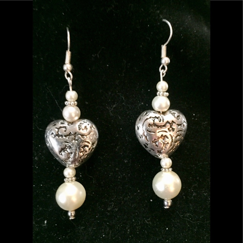 🇺🇸 Antique Silver Puff Heart & Pearls Earrings
